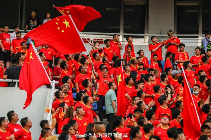 爱游戏登录入口-比赛现场观众热情高涨，为双方加油助威