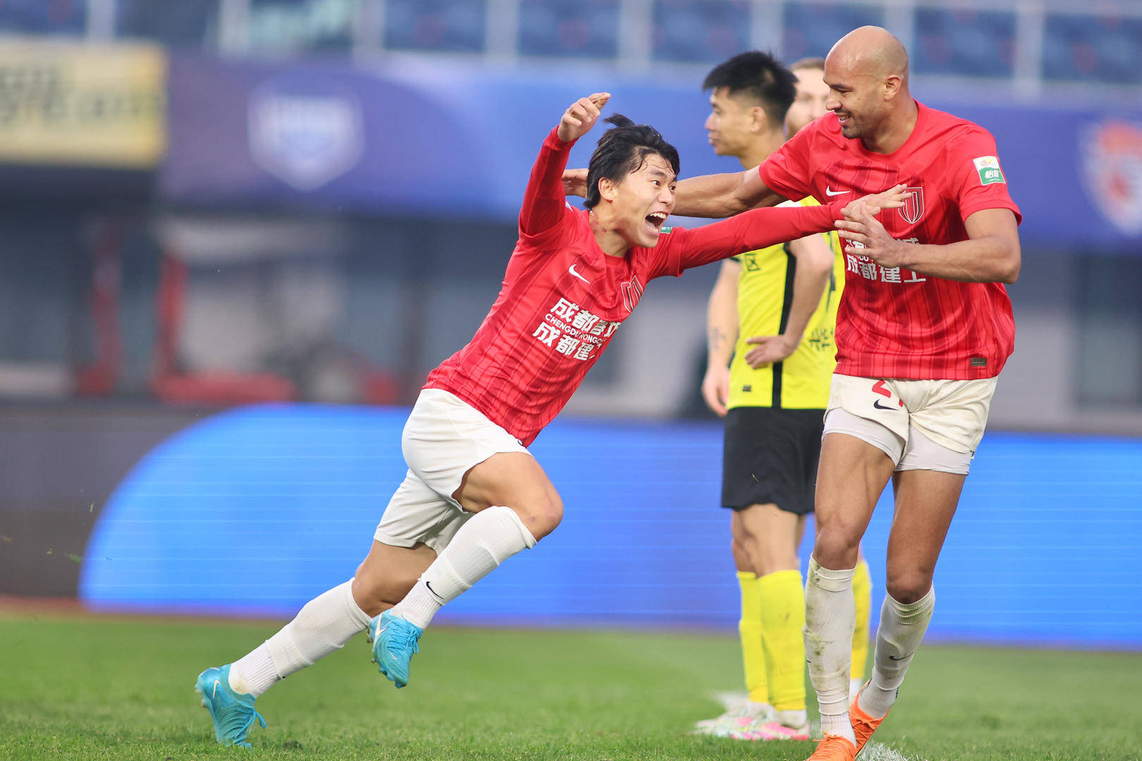 国内足球赛事中球员表现出色，备受瞩目