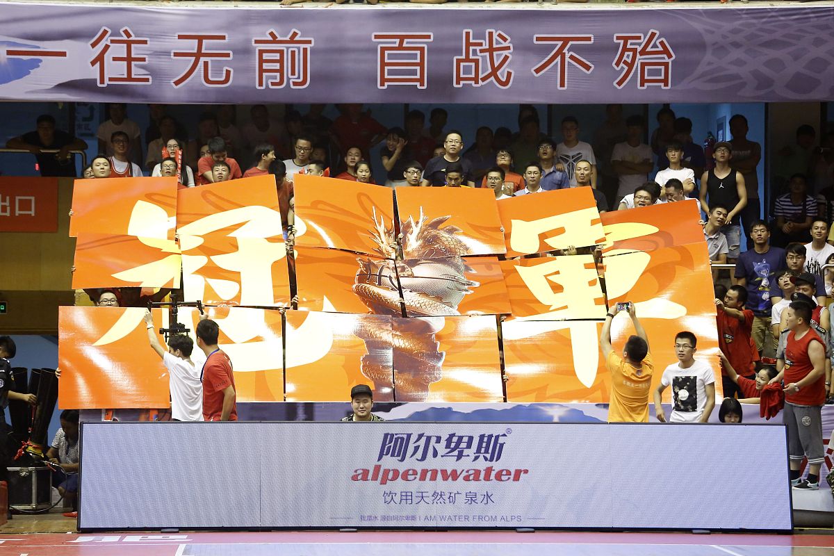 关于危险中求胜，球员拼尽全力向胜利冲刺的信息