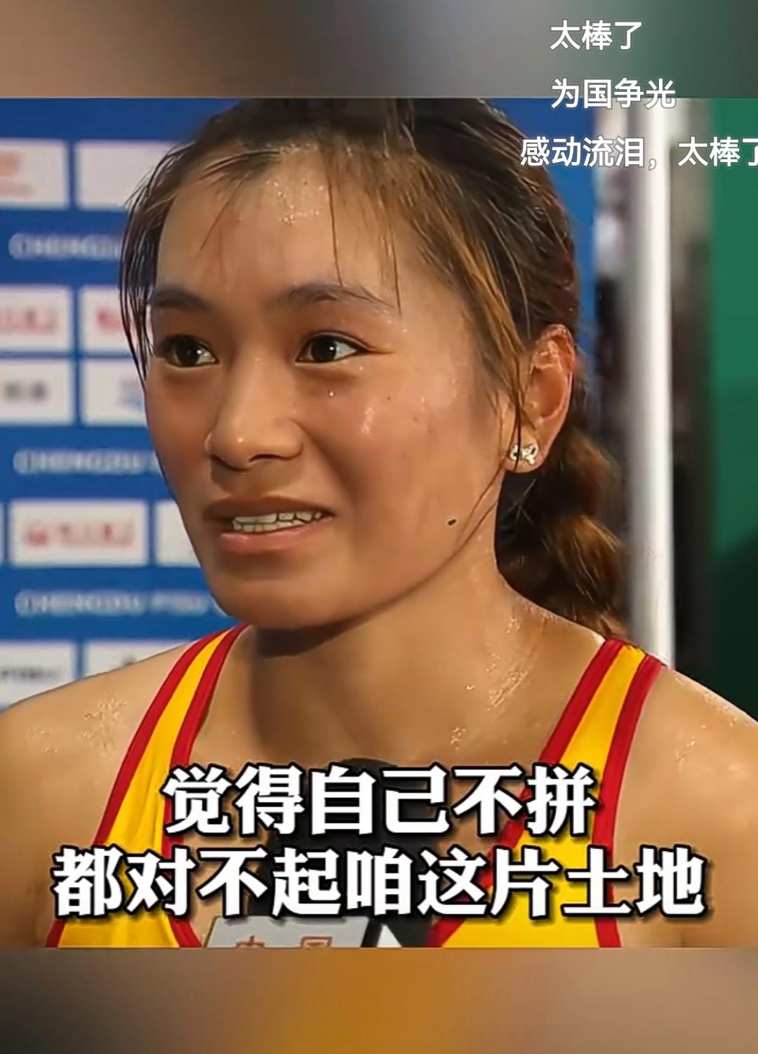 足球场上女性运动员的搏命拼抢引人热血