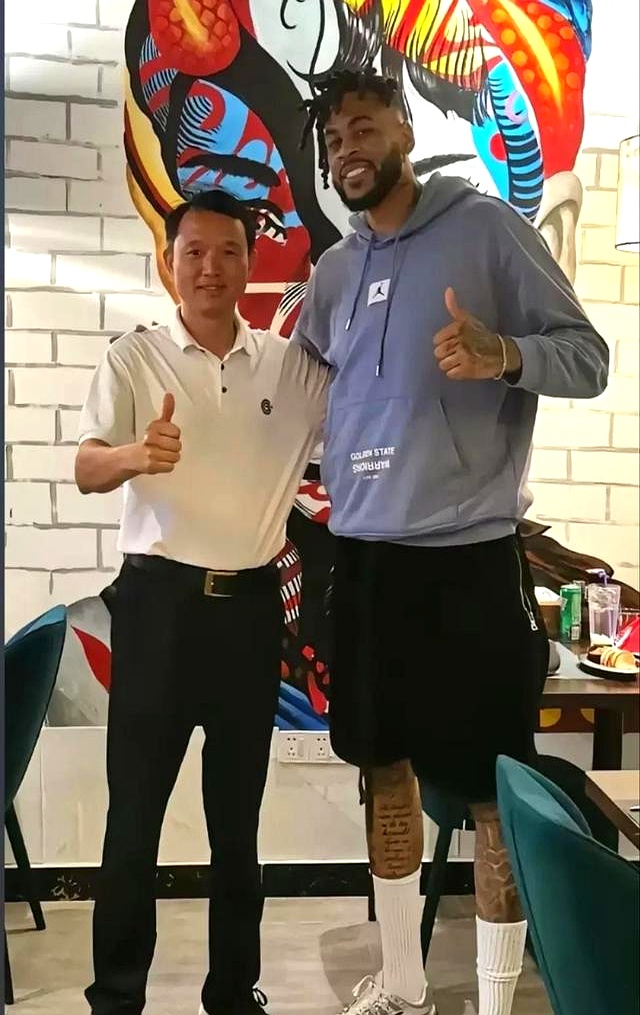 球队队内合练顺利进行，各方战术默契